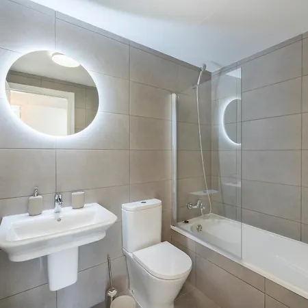 Casa Esmeralda, 7 Min To Beach, Garage Estepona
